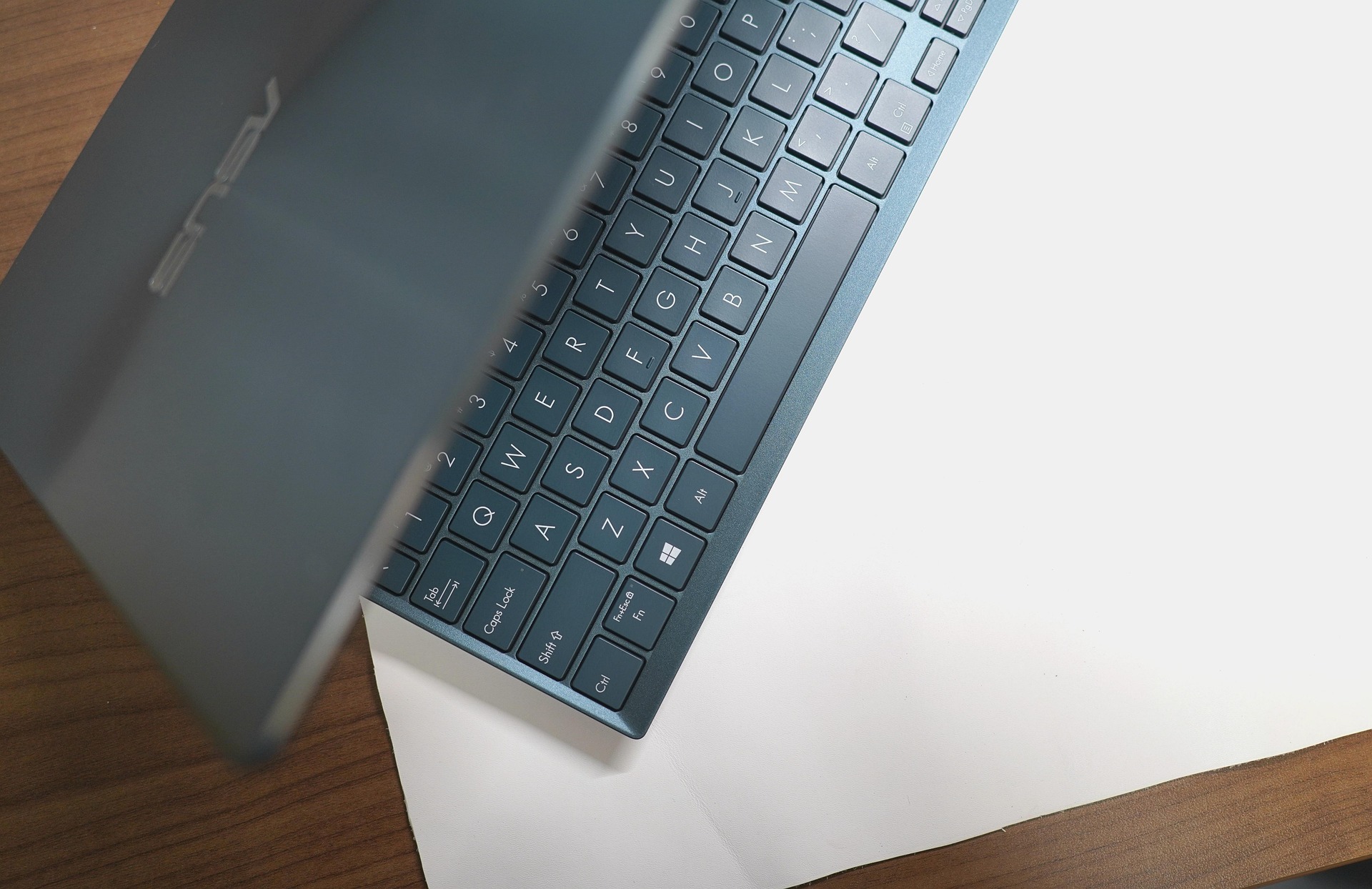 Asus VivoBook 15 laptop with Full HD display and powerful performance - Image 4