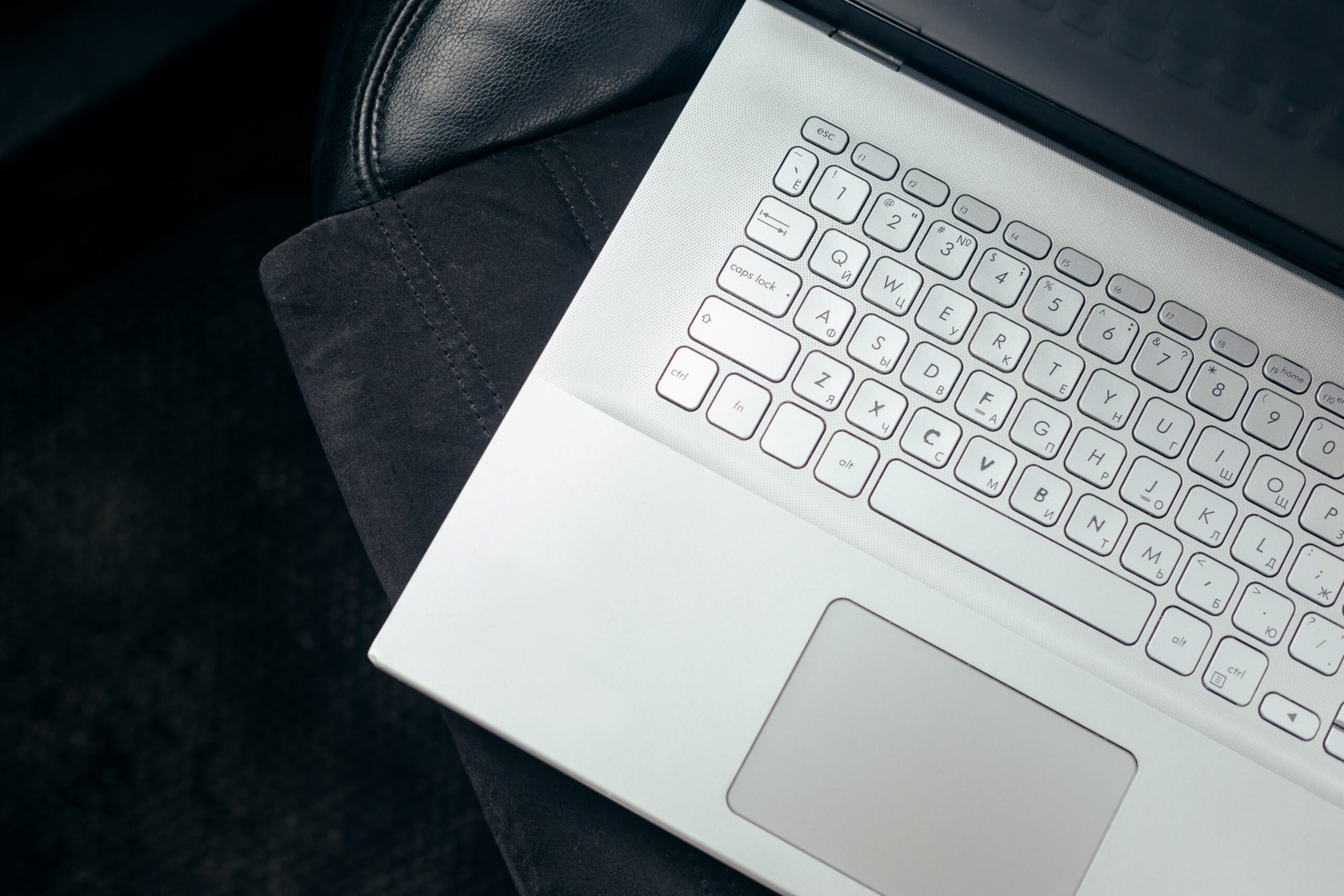 Asus VivoBook 15 laptop with Full HD display and powerful performance - Image 3